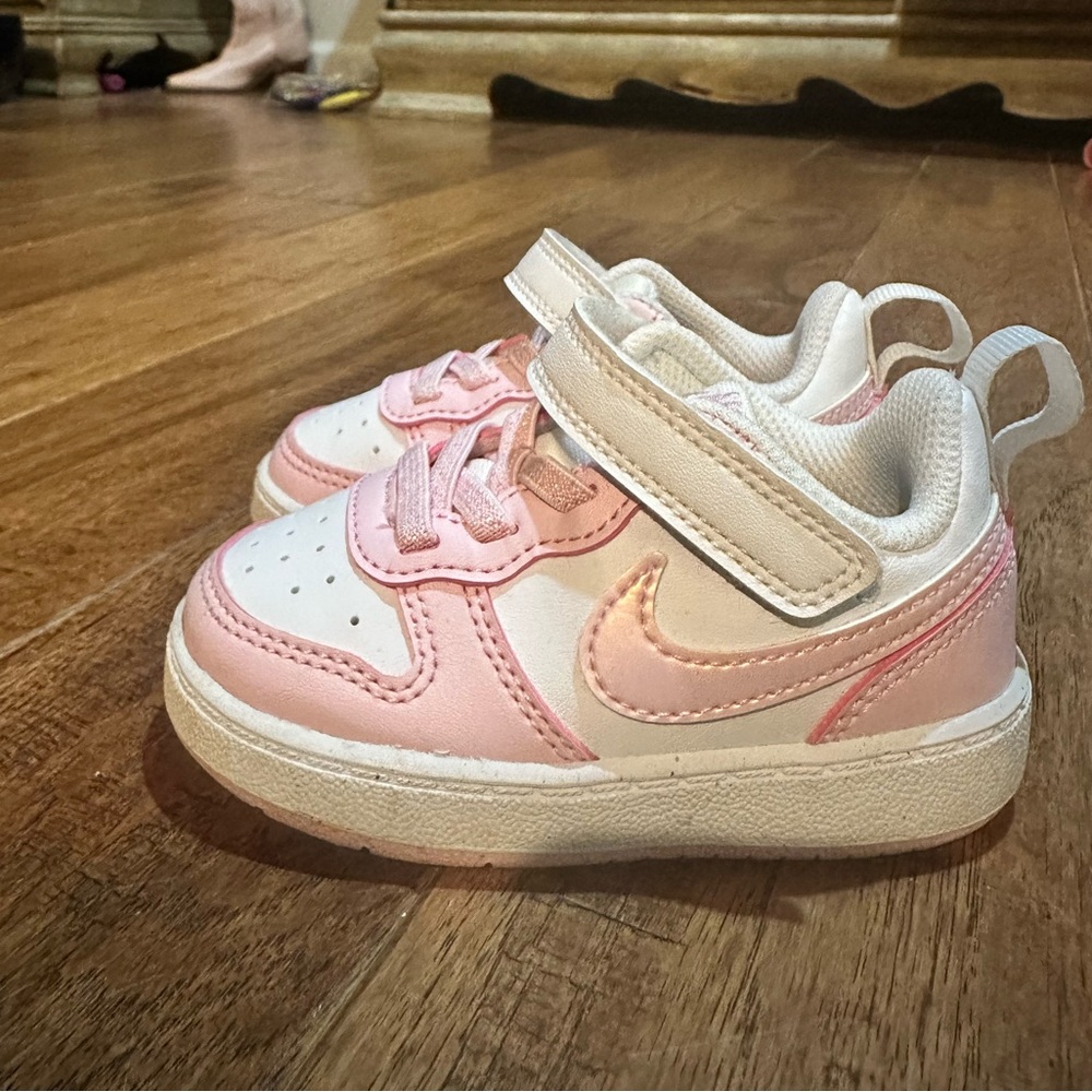 Nike Kids Sneakers in Pink and White